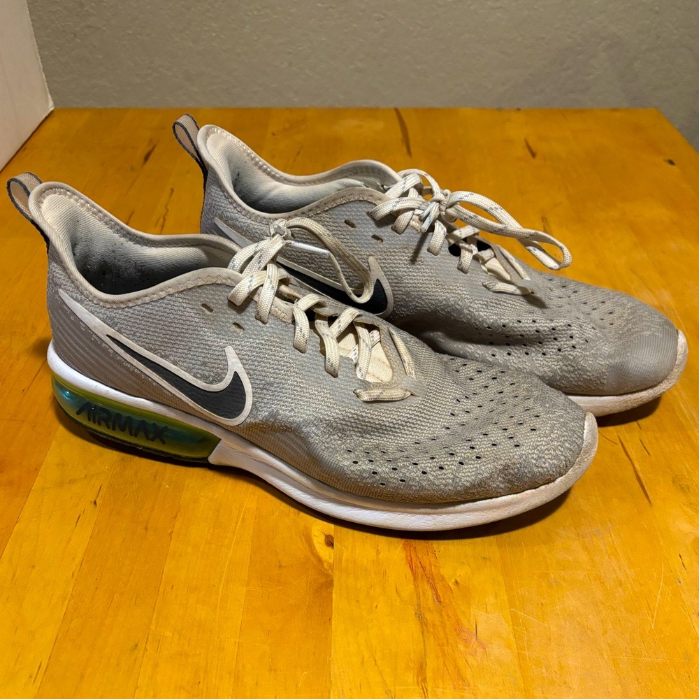 Nike AirMax Grey White Green
Cushioned
